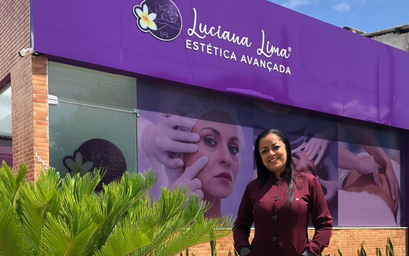 Imagem de divulgação do curso de estética em Recife, voltado para pessoas que desejam aprender técnicas profissionais de beleza, autocuidado e bem-estar. A arte apresenta uma capacitação para iniciantes, estudantes da área e profissionais que querem ampliar seus serviços na estética facial e corporal. O conteúdo destaca aprendizado prático, atendimento humanizado, biossegurança, postura profissional, avaliação do cliente e desenvolvimento de habilidades para atuar no mercado da beleza. A imagem reforça a oportunidade de estudar estética em Recife, conquistar mais segurança profissional, gerar renda e iniciar uma carreira promissora em uma área que segue em crescimento e valoriza profissionais preparados. Curso indicado para quem busca formação, prática, renda extra e crescimento real hoje!